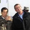 Bộ trưởng Quốc phòng Hàn Quốc Han Min-Koo (trái) và Bộ trưởng Quốc phòng Ashton Carter trong chuyến thăm khu phi quân sự liên Triều. (Nguồn: AFP/TTXVN)
