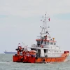 Tàu SAR 413 đưa thi thể nghi là thuyền viên tàu Hoàng Phúc 18 về đất liền. (Ảnh: Đoàn Mạnh Dương/TTXVN)