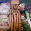  Xúc xích và thịt được bày bán ở Buenos Aires, Argentina ngày 27/10. (Nguồn: AFP/TTXVN)