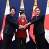 Tổng thống Hàn Quốc Park Geun-hye (giữa), Thủ tướng Trung Quốc Lý Khắc Cường (phải) và Thủ tướng Nhật Bản Shinzo Abe trong cuộc gặp lịch sử tại Seoul ngày 1/11. (Nguồn: THX/ TTXVN)
