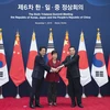 Tổng thống Hàn Quốc Park Geun-hye (giữa), Thủ tướng Trung Quốc Lý Khắc Cường (phải) và Thủ tướng Nhật Bản Shinzo Abe trong cuộc gặp lịch sử tại Seoul ngày 1/11.(Nguồn: THX/TTXVN)