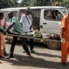 Chuyển người bị thương trong vụ xung đột ngày 26/9 tại thủ đô Bangui. (Nguồn: AFP/TTXVN)