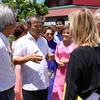 Thứ trưởng Vũ Hồng Nam (giữa) nói chuyện với bà con kiều bào ở New Caledonia. (Ảnh: Phương Thuận/Vietnam+)