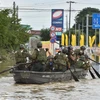 Lực lượng phòng vệ Nhật Bản tham gia công tác cứu hộ tại thành phố Joso. (Nguồn: AFP/TTXVN)