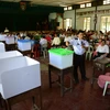 Tập huấn cho cán bộ phụ trách việc bầu cử tại điểm bỏ phiếu ở Yangon ngày 30/10. (Nguồn: AFP/TTXVN)