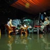 Triều cường dâng cao gây ngập nước trong nhà nhiều hộ dân tại các con hẻm trên đường Xô Viết Nghệ Tĩnh, phường 25, quận Bình Thạnh. (Ảnh: Mạnh Linh/TTXVN)