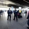 Cảnh sát Pháp tuần tra tại sân bay quốc tế Bordeaux ở Mérignac, miền tây nam Pháp sau các vụ tấn công ở Paris, ngày 14/11. (Nguồn: AFP/TTXVN)