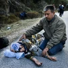 Người tị nạn Syria kiệt sức sau khi vượt Biển Aegean tới đảo Lesbos của Hy Lạp từ Thổ Nhĩ Kỳ ngày 16/10. (Nguồn: AFP/TTXVN)