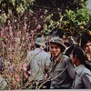 Người dân Hà Nội đi mua hoa ngày Tết tại chợ Đồng Xuân năm 1982. (Ảnh: Michel Blanchard/Vietnam+)