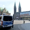 Xe của cảnh sát tuần tra tại khu chợ trước tòa thị chính thành phố ở Bremen. (Nguồn: AFP/TTXVN)