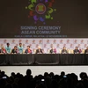 Các nhà lãnh đạo ASEAN tại lễ ký. (Ảnh: Đức Tám/TTXVN)