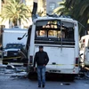 Cảnh sát Tunisia điều tra tại hiện trường vụ tấn công ở Tunis ngày 25/11. (Nguồn: AFP/TTXVN)