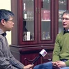 Nhà báo Ilya Ushov (phải) trả lời phỏng vấn. (Ảnh: Duy Trinh-Quang Vinh/Vietnam+) 
