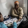 Một phụ nữ Nam Phi thử HIV tại phòng khám di động của Tổ chức bác sỹ không biên giới (MSF) ở Eshowe, Nam Phi. (Nguồn: AFP/TTXVN)