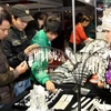 Khách tham quan mua bán tại Hội chợ thương mại Việt-Trung. Ảnh minh họa. (Nguồn: Trần Việt/TTXVN)