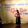 Thế hệ người Việt trẻ tại Séc biểu diễn múa Quan họ. (Ảnh: Quang Vinh/Vietnam+)