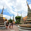 Khách du lịch thăm một ngôi đền ở thủ đô Bangkok, Thái Lan. (Nguồn: THX/TTXVN)