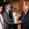 Phó Chủ tịch Quốc hội Uông Chu Lưu tặng quà cho các đại biểu. (Ảnh: Phạm Kiên/TTXVN)