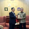 Đại sứ Hoàng Anh Tuấn và Bộ trưởng Quốc phòng Indonesia Ryamizard Ryacudu. (Ảnh: Đỗ Quyên/Vietnam+)