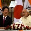 Thủ tướng Narendra Modi (phải) và Thủ tướng Shinzo Abe tại New Delhi. (Nguồn: AFP/TTXVN)