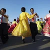 Những người dân Triều Tiên nhảy múa trong ngày Quốc khánh. (Ảnh: Christian Petersen-Clausen)