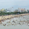 Bãi biển Sầm Sơn, một trong nhũng điểm thu hút đông khách du lịch. Ảnh: Quang Quyết - TTXVN