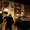 Cảnh sát Pháp gác tại quận Champs Plaisants thuộc Sens. (Nguồn: AFP/TTXVN)