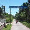 Đường giao thông nông thôn tại xã Bàn Tân Định - xã thuộc chương trình 135 - tỉnh Kiên Giang được nhựa hóa. (Ảnh: Lê Sen/TTXVN)