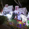 Các hình tượng về Giáng sinh được trang trí tại các khu vui chơi. (Ảnh: Trần Lê Lâm/TTXVN)