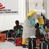 Điều trị cho bệnh nhân nhiễm virus Ebola tại Trung tâm y tế Bác sĩ không biên giới ở Monrovia, Liberia. (Nguồn: AFP/TTXVN)