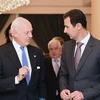 Tổng thống Syria Bashar al-Assad (phải) và Đặc phái viên LHQ về vấn đề Syria Staffan de Mistura. (Nguồn: AFP/TTXVN)