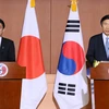 Ngoại trưởng Hàn Quốc Yun Byung-Se (phải) và Ngoại trưởng Nhật Bản Fumio Kishida tại cuộc họp báo sau hội đàm. (Nguồn: YONHAP/TTXVN)
