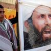 Người biểu tình bên ngoài ĐSQ Saudi Arabia ở Sanaa (Yemen) phản đối phán quyết tử hình đối với giáo sỹ Nimr al-Nimr ngày 18/10/2014. (Nguồn: AFP/TTXVN)