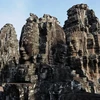 Du khách tham quan đền Bayon, một phần của Angkor Wat. (Nguồn: AFP/TTXVN)