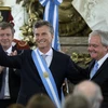 Tổng thống đắc cử Argentina Mauricio Macri (giữa) tại lễ tuyên thệ nhậm chức ở thủ đô Buenos Aires ngày 10/12/2015. (Nguồn: THX/TTXVN)