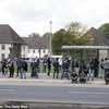 Những người di cư và người tị nạn chờ xe buýt bên ngoài trại Migrant ở ngoại ô thành phố Giessen. (Nguồn: Daily Mail)
