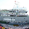 Tàu HQ 571 vận chuyển hàng Tết ra huyện đảo Trường Sa trước khi rời quân cảng Cam Ranh. (Ảnh: Quốc Khánh/TTXVN)