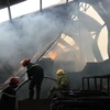 Xưởng sản xuất gỗ cháy rụi giữa trưa, 150 công nhân thoát chết
