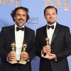 Nam tài tử Leonardo DiCaprio (phải) và đạo diễn Alejandro González Iñárritu đoạt giải tại Lễ trao giải Quả cầu vàng lần thứ 73 ở Beverly Hills, California ngày 10/1. (Nguồn: AFP/TTXVN)