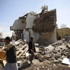 Người dân Yemen tại hiện trường một cuộc không kích ở Sanaa, Yemen ngày 6/1. (Nguồn: THX/TTXVN)