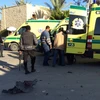 Lực lượng an ninh Ai Cập điều tra tại hiện trường vụ đánh bom bên ngoài khách sạn Inn - Thụy Sỹ ở thành phố al-Arish, bán đảo Sinai ngày 24/11. (Nguồn: AFP/TTXVN)