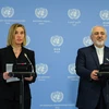 Cao ủy EU phụ trách chính sách an ninh và đối ngoại Federica Mogherini (trái) và Ngoại trưởng Iran Javad Zarif tại lễ công bố thỏa thuận JCPOA chính thức được thực thi. (Nguồn: THX/TTXVN)