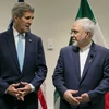 Ngoại trưởng Mỹ John Kerry (trái) và Ngoại trưởng Iran Javad Zarif trong cuộc gặp tại New York, Mỹ ngày 26/9/2015. (Nguồn: AFP/TTXVN)