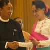 Chủ tịch NLD Aung San Suu Kyi (phải) và Chủ tịch Quốc hội Myanmar Shwe Mann (trái) trong cuộc gặp tại Quốc hội ở Naypyidaw ngày 19/11. (Nguồn: AFP/TTXVN)