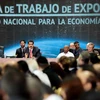Tổng thống Venezuela Nicolas Maduro (thứ 2, trái) phát biểu tại hội nghị về xuất khẩu việc làm ở Caracas ngày 22/1. (Nguồn: THX/TTXVN)