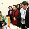 Phó Chủ tịch nước Nguyễn Thị Doan thăm, tặng quà cho bệnh nhân ung thư. (Ảnh: Dương Ngọc/ TTXVN)