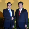Chủ tịch Trung Quốc Tập Cận Bình (phải) và cựu lãnh đạo chính quyền Đài Loan Mã Anh Cửu trong cuộc gặp tại Singapore ngày 7/11/2015. (Nguồn: AFP/TTXVN)