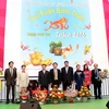 Đại sứ Đoàn Xuân Hưng (thứ 4 từ phải sang) cùng đại diện các hội đoàn chúc mừng Hội người Việt tại Leipzig. (Ảnh: Mạnh Hùng/Vietnam+)