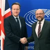 Chủ tịch Nghị viện châu Âu Martin Schulz (phải) và Thủ tướng Anh David Cameron tại Brussels, Bỉ ngày 16/2. (Nguồn: AFP/TTXVN)