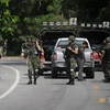 Lực lượng rà phá bom Thái Lan điều tra tại hiện trường vụ tấn công tại tỉnh Narathiwat, ngày 17/2. (Nguồn: AFP/TTXVN)